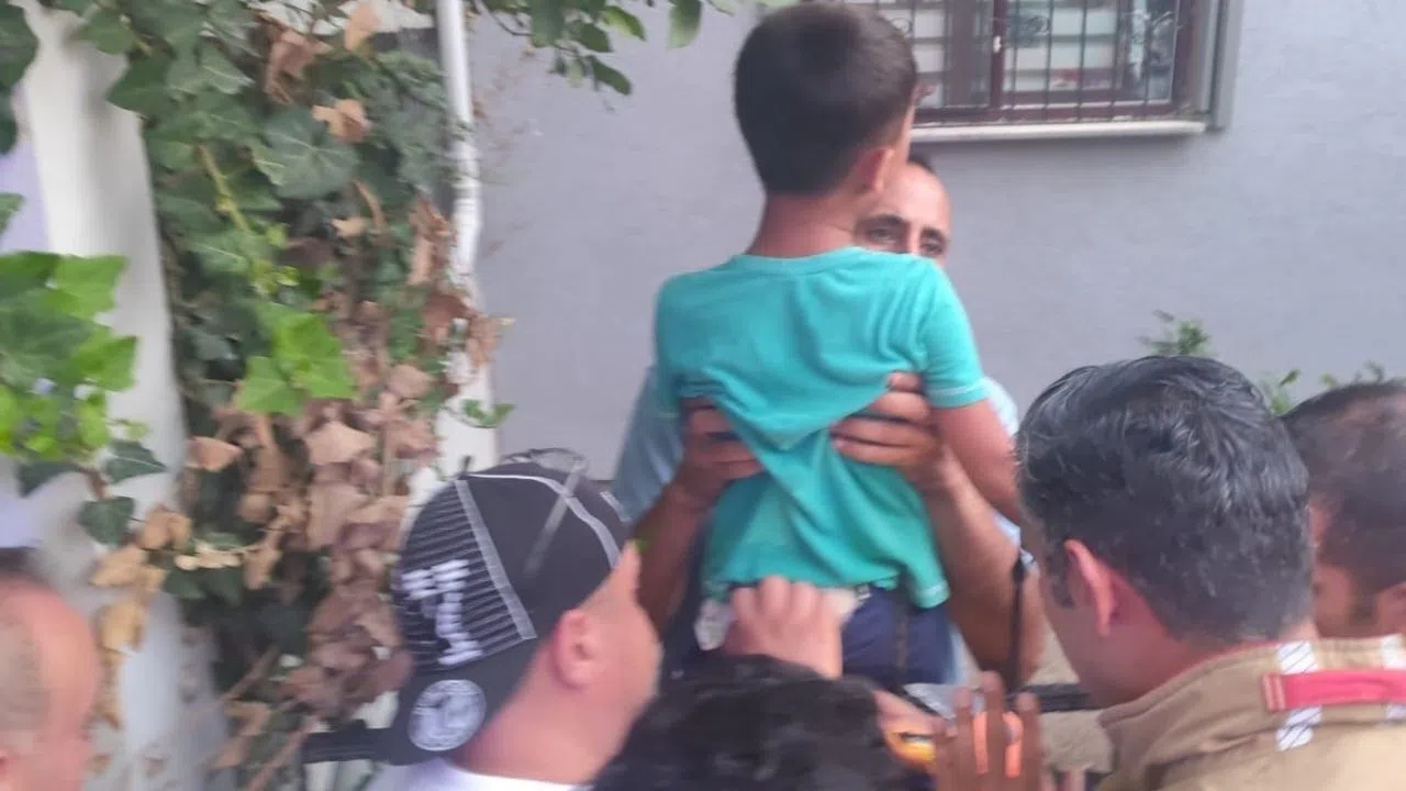 Demir Korkuluklara Sıkışan Çocuk Ekiplerce Kurtarıldı