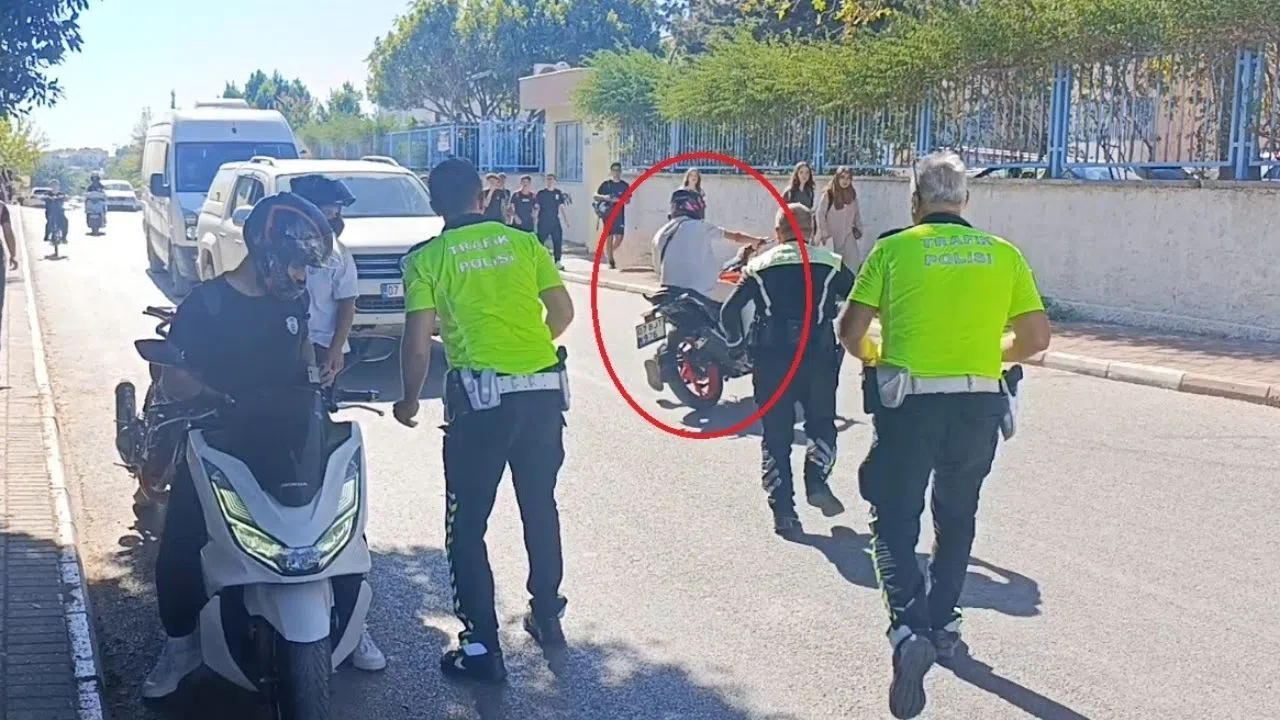 Trafik Denetimde İlginç Anlar: Motosikletli U Dönüşüyle Kaçtı