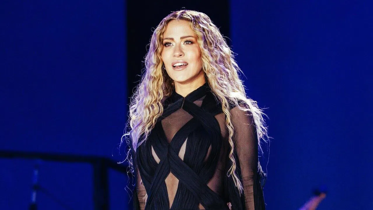 Derya Uluğ Siyah Kostümüyle Sosyal Medyayı Salladı