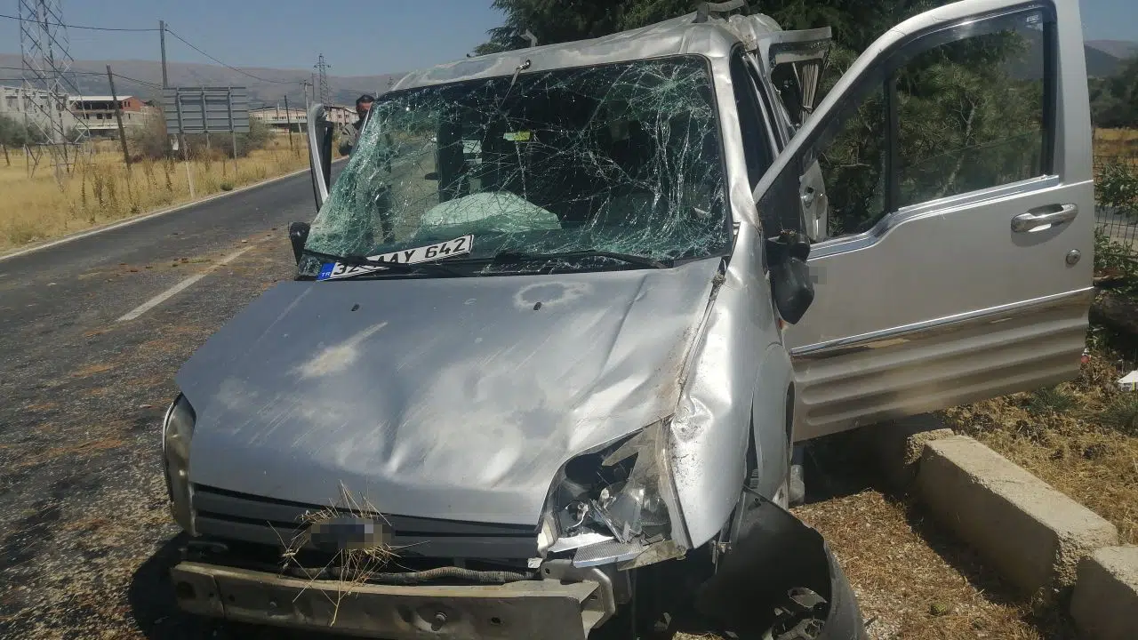 Direksiyon Hakimiyetini Kaybeden Sürücü Takla Attı: 2 Yaralı