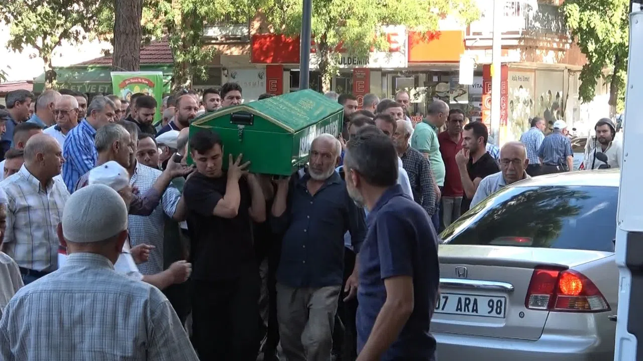 Direksiyon Hakimiyetini Kaybetti, Güvenlik Görevlisine Çarptı