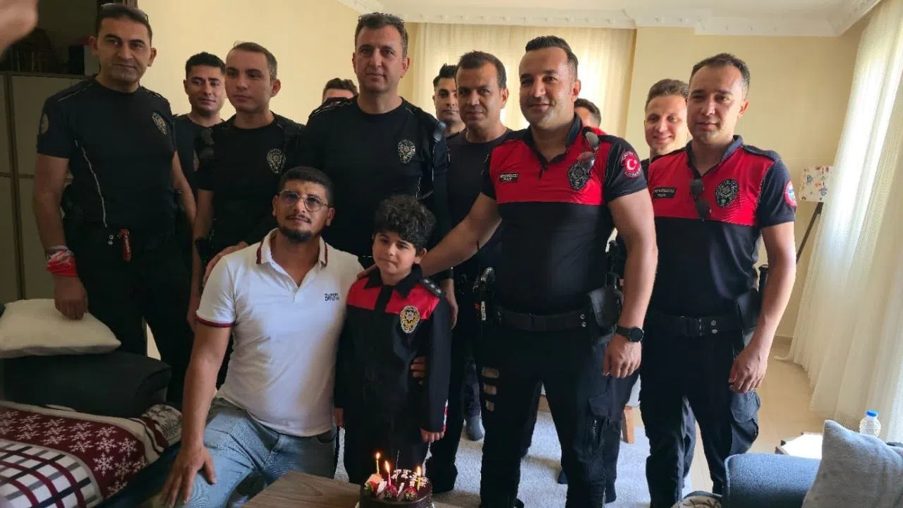 DMD Hastası Miraç’a Polislerden Unutulmaz Doğum Günü Sürprizi