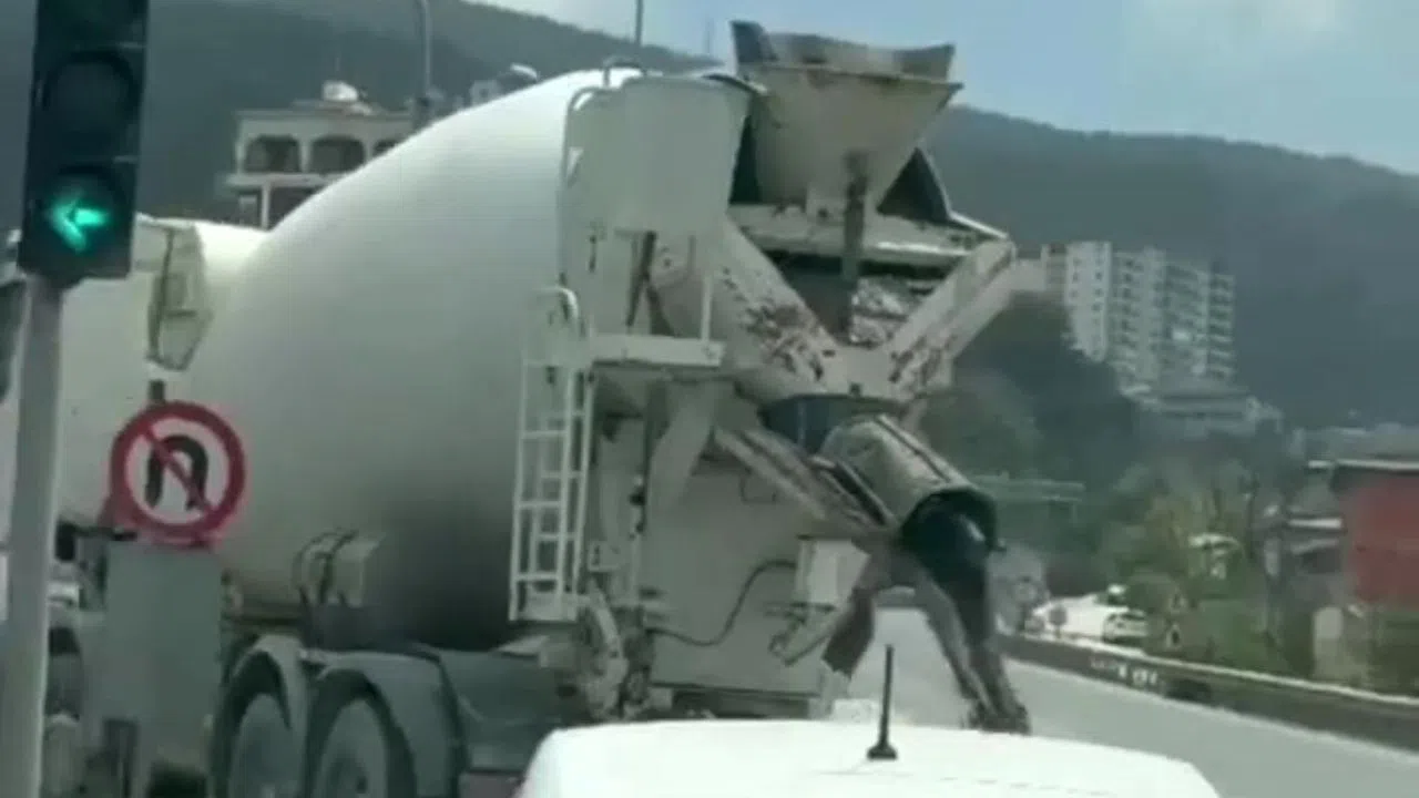 Dönüş Yapan Mikserin Yola Dökülen Betonu Tehlike Yarattı