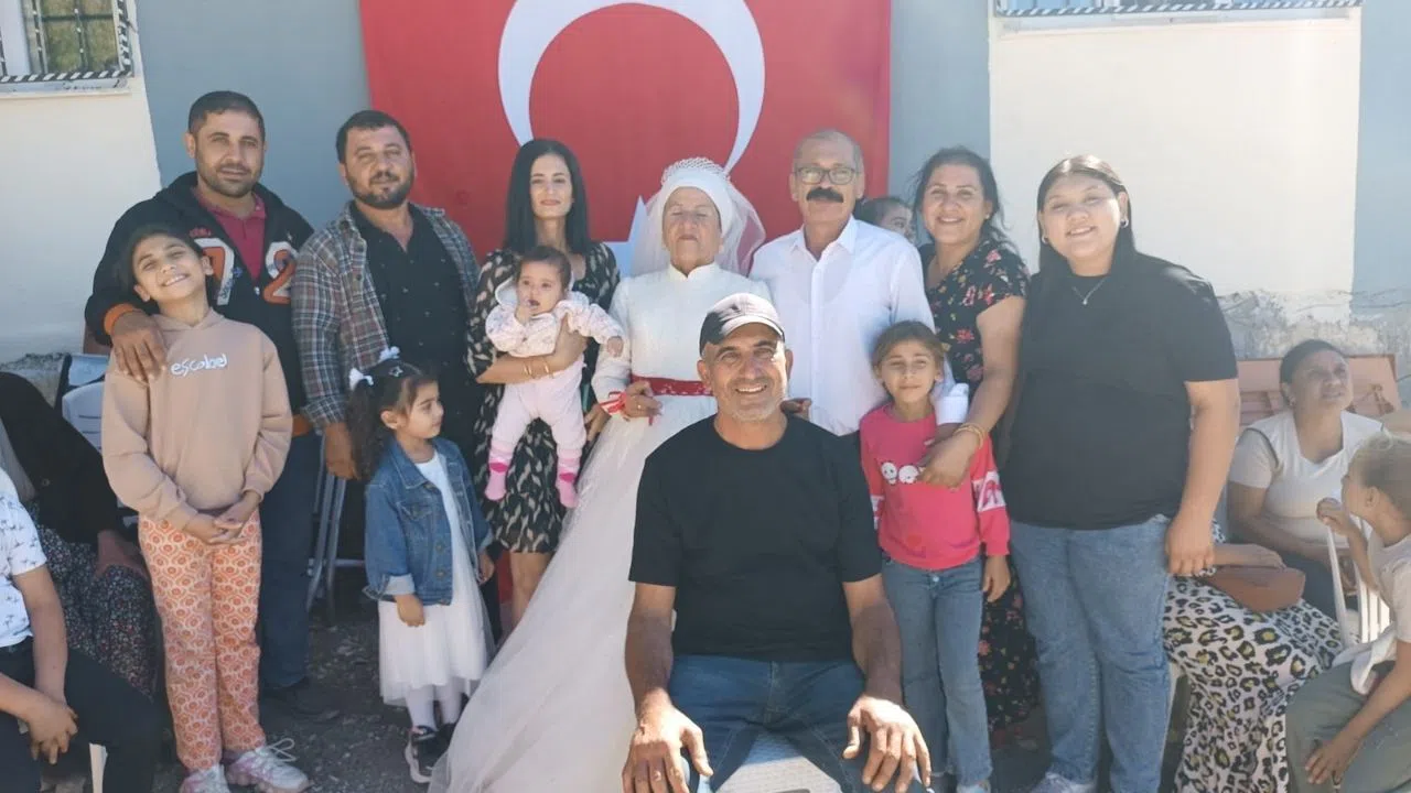 Dört çocuklu çift 40 yıl sonra gelinlik ve damatlık giydi