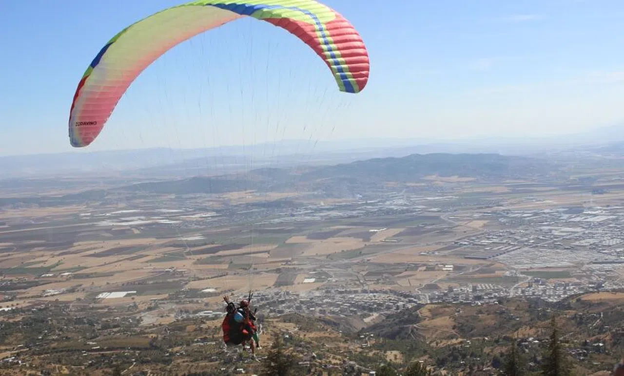 Kahramanmaraş’ta Yamaç Paraşütü Şöleni Sürüyor