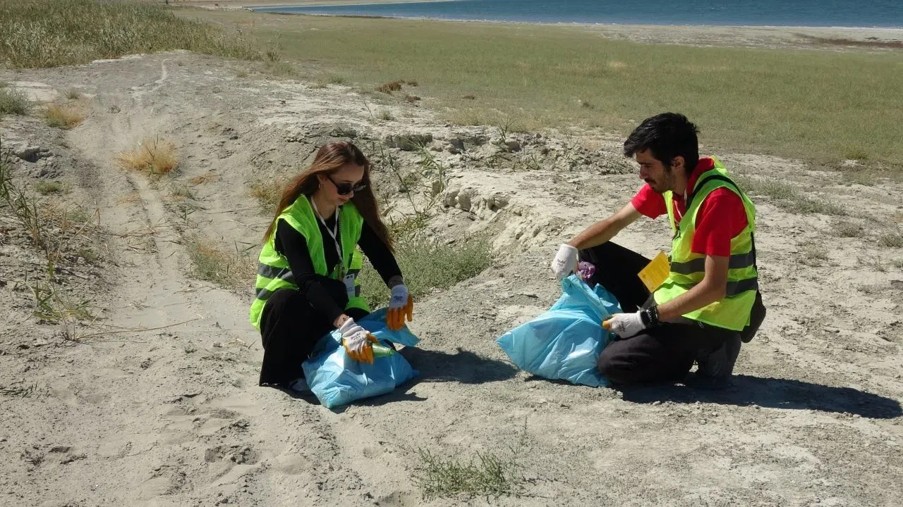 Dünya Temizlik Günü’nde Gönüllüler Çöp Topladı