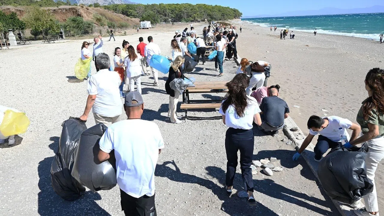 Dünya Temizlik Günü’nde Sahiller Atıklardan Arındırıldı