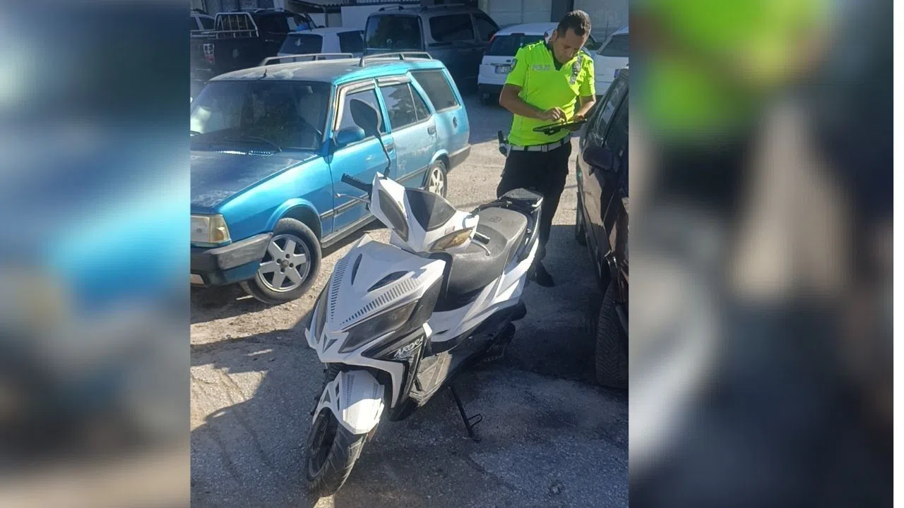 Dur’ Levhasına Uymayan Motorlu Bisiklet Otomobile Çarptı