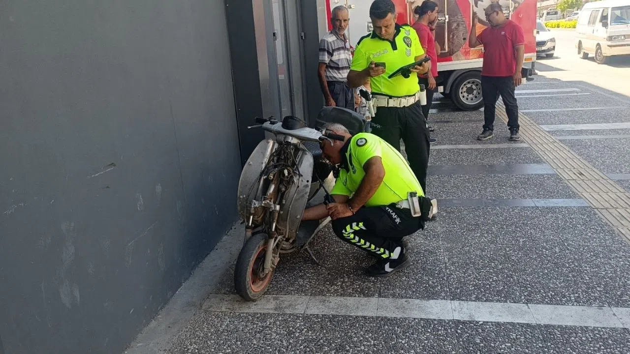 Elektrikli Bisiklet Kamyonetin Aynasına Çarptı: 1 Yaralı