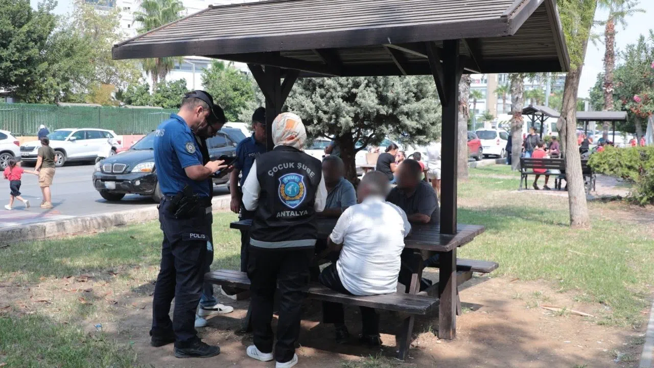 Emniyet Ekiplerinden Okul Çevrelerinde Yoğun Denetim