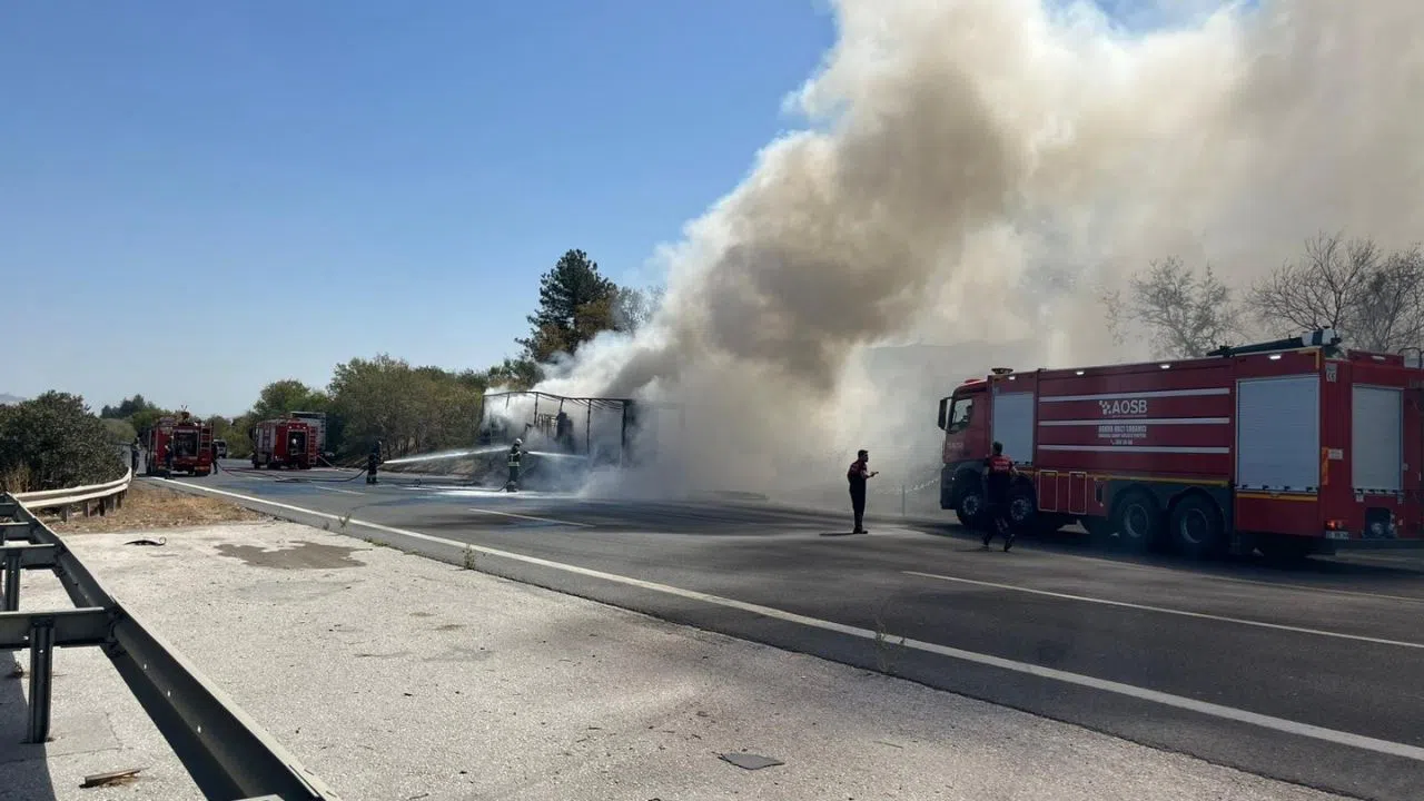 Ev Eşyası Yüklü Tır Otoyolda Alevlere Teslim Oldu