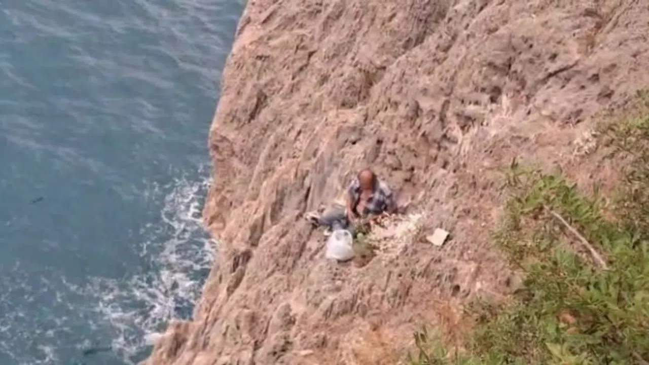 Falezlerde Mahsur Zannedildi, Meğer Ot Topluyormuş