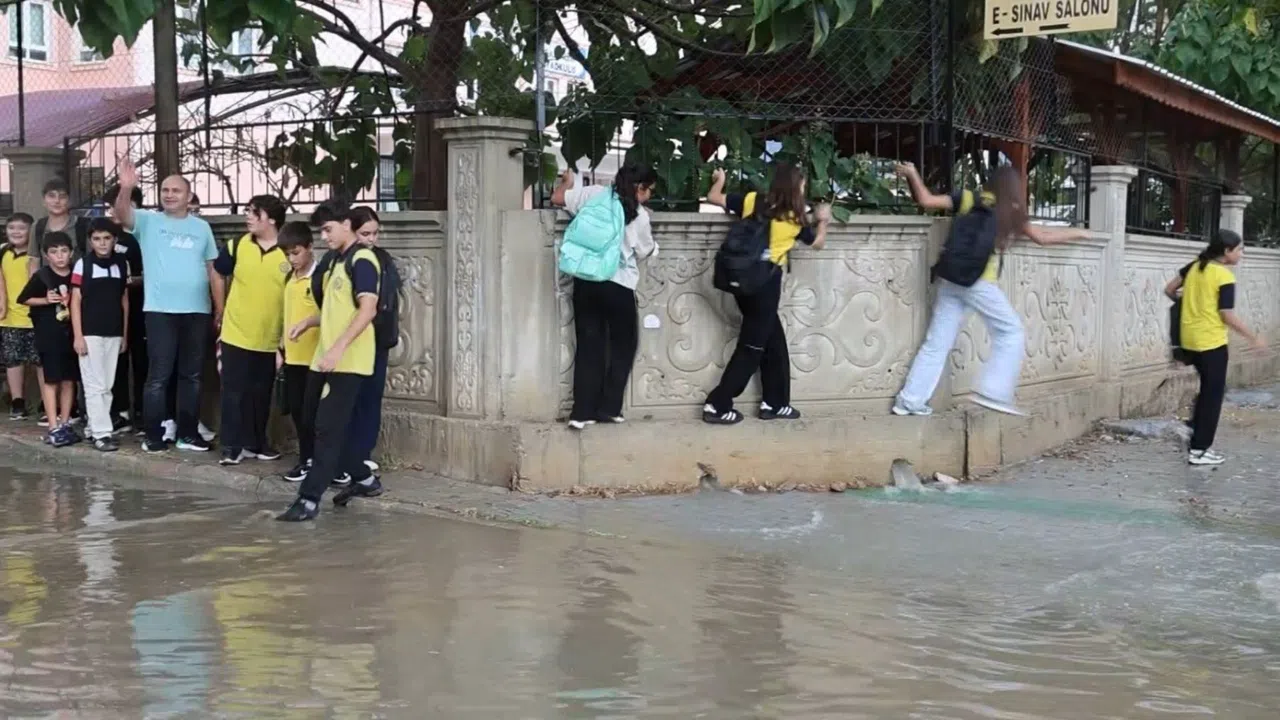 Fırtına ve Sağanak Yağış Yaşamı Olumsuz Etkiledi