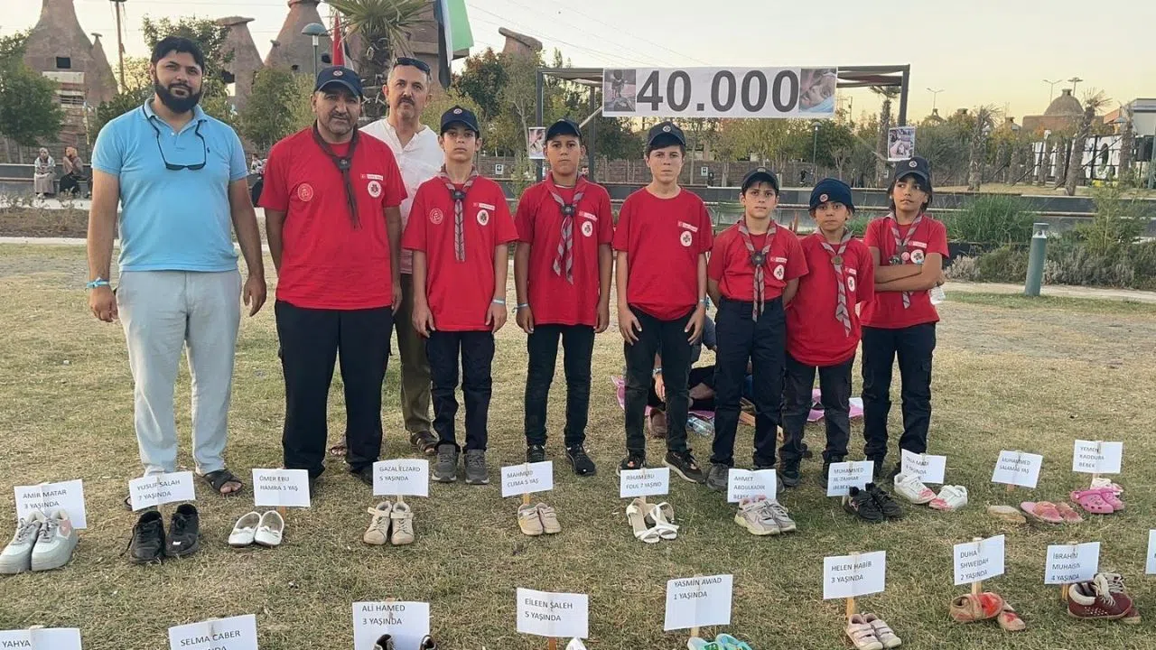 Gazze’de Ölen Çocukların İsimleri Ayakkabılarla Anıldı