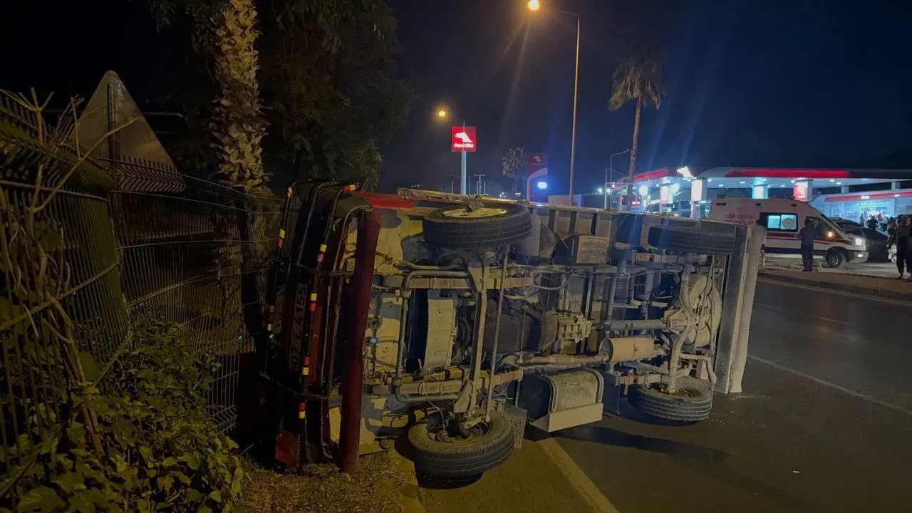 Gece Yarısı Kontrolden Çıkan Kamyonet Devrildi