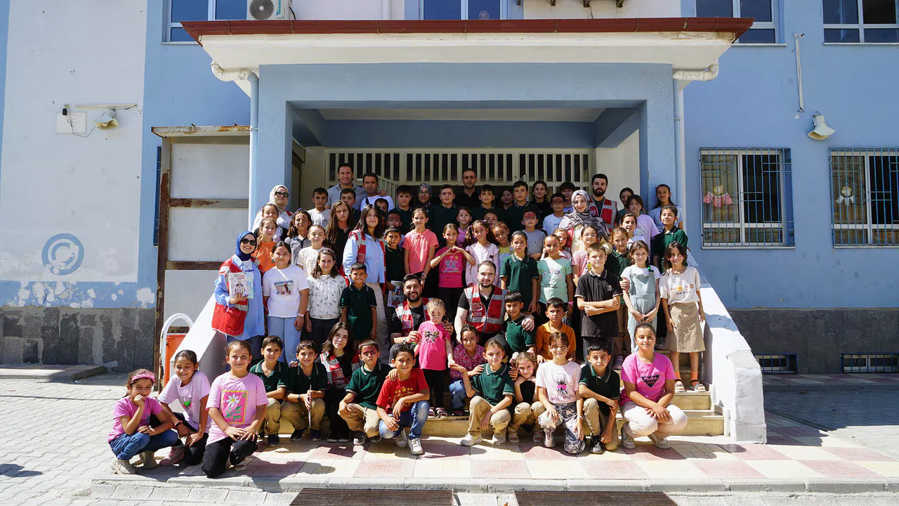 Gençlik Meclisi’nden Öğrencilere Kitap ve Fidan Hediyesi