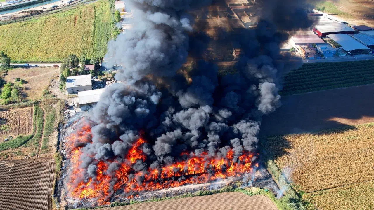 Geri Dönüşüm Fabrikasında Yangın: Dumanlar Tüm Şehri Kapladı