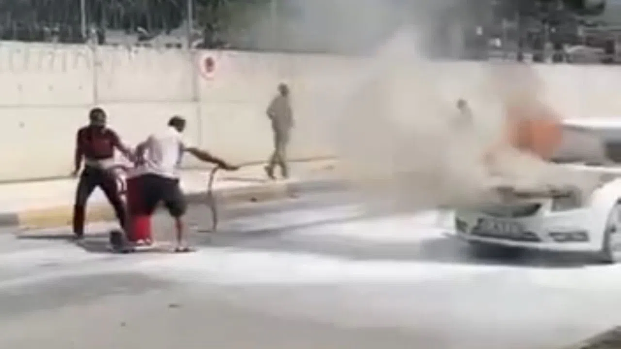 Hareket Halindeki Araç Alev Aldı