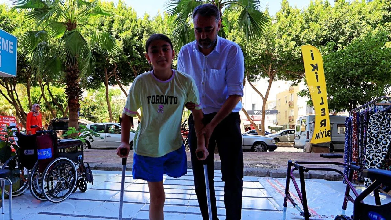 Hayırseverlerin Desteğiyle Küçük Özge Yeni Protezine Kavuşuyor