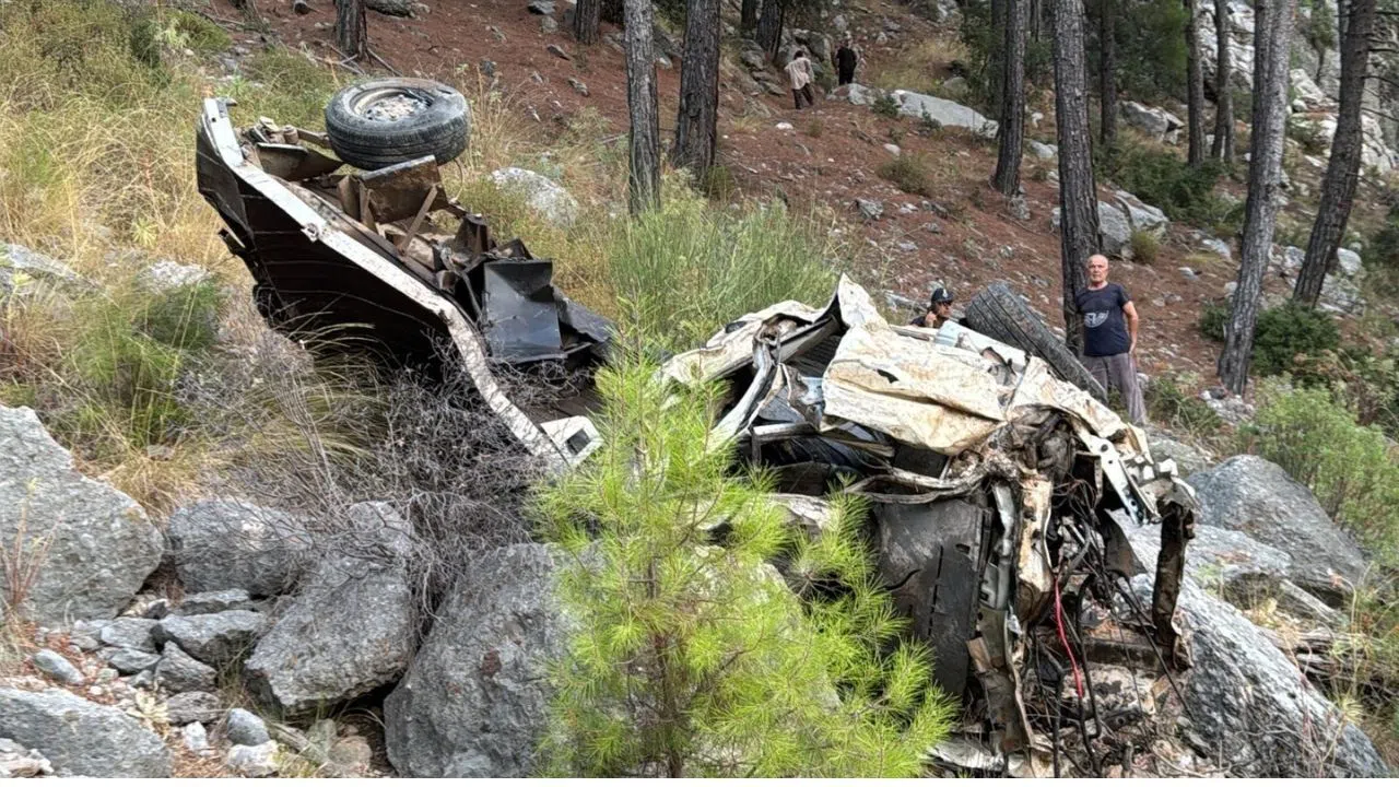 Hayvan Yüklü Kamyonet Uçuruma Yuvarlandı: 1 Ölü