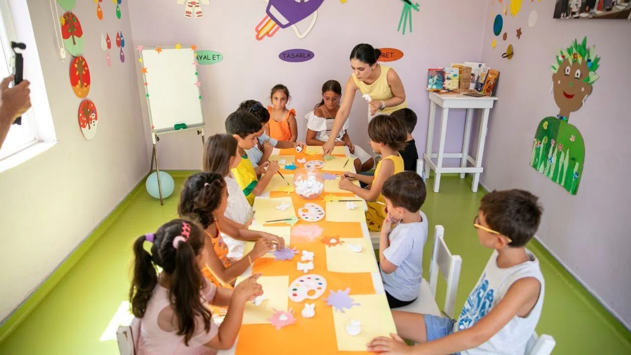 Hobi Atölyesinde Çocuklar Hem Eğleniyor Hem Öğreniyor