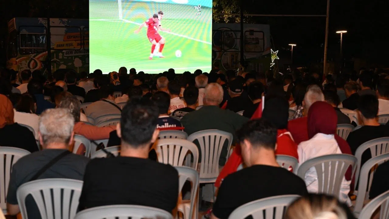 Isparta’da Milli Maç Coşkusu Meydanlara Taştı