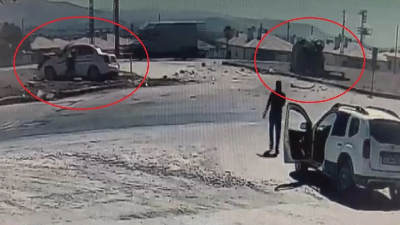 Kafa Kafaya Çarpışan Otomobillerde 4 Kişi Yaralandı