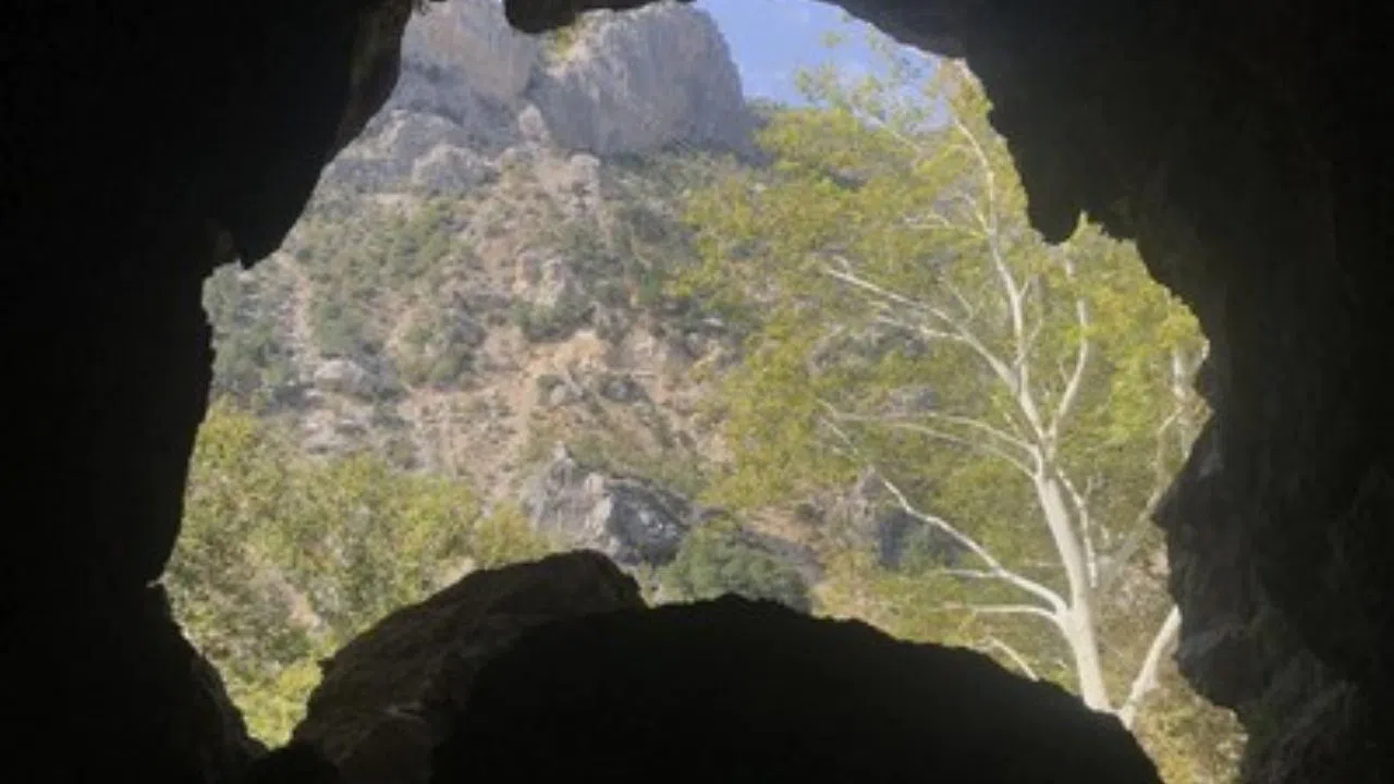 Kahramanmaraş’ın Saklı Cenneti: Savruk Mağarası ve Şelalesi