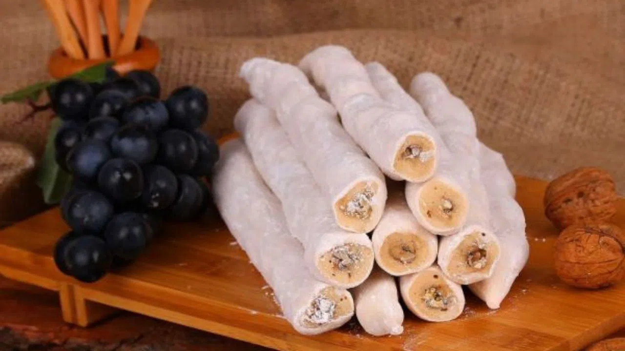 Kahramanmaraş’ın Yöresel Lezzeti Un Sucuğu, Doğallığıyla Sofralara Ulaşıyor