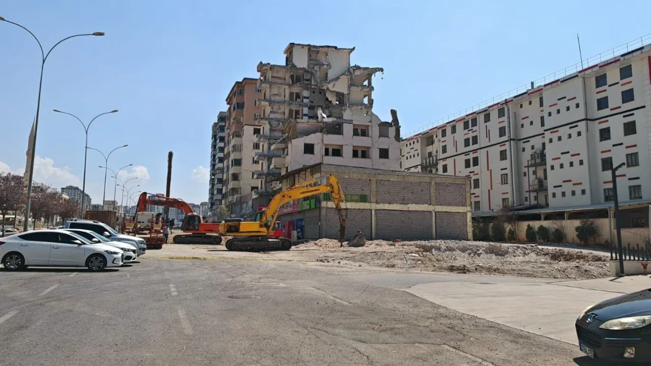 Kahramanmaraş'ta Ağır Hasarlı Binaların Yıkılıyor