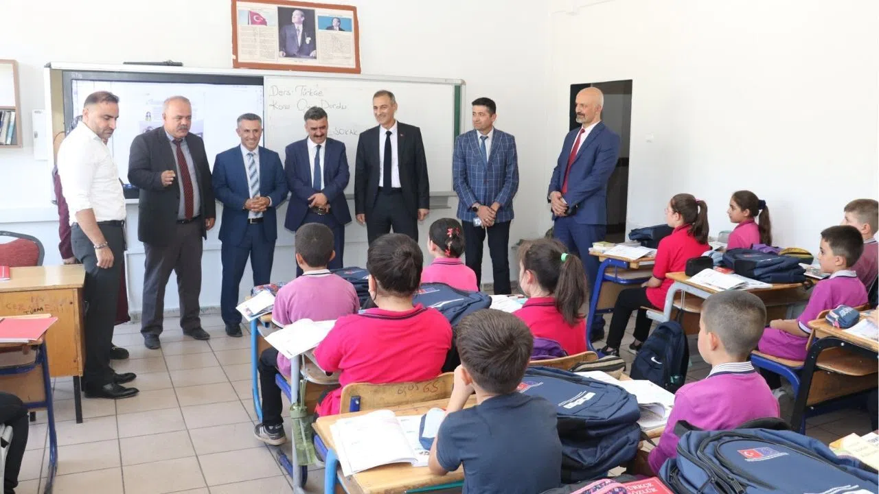 Kahramanmaraş'ta Öğrencilere Sırt Çantası Hediye Edildi