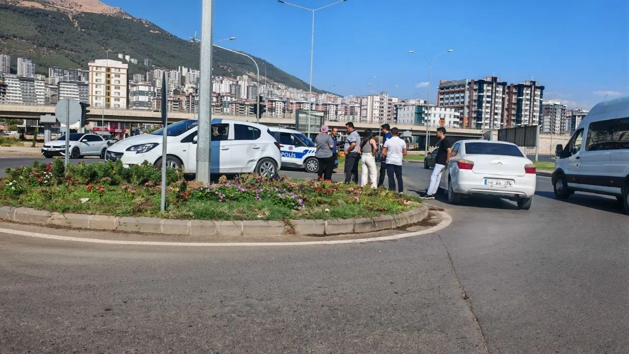 Kahramanmaraş’ta Üniversite Kavşağında Kaza