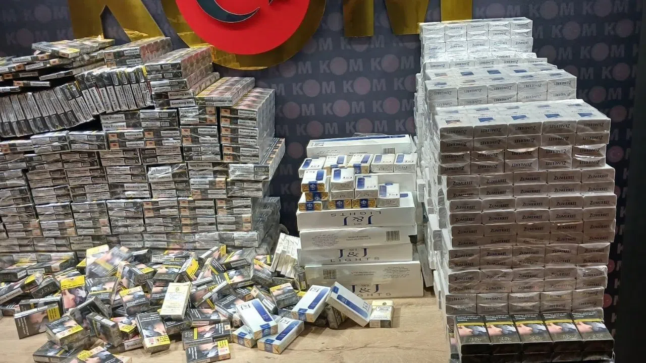 Kahramanmaraş’ta Yapılan Operasyonda 5 Bin Paket Kaçak Sigara ve 10 Bin Makaron Yakalandı