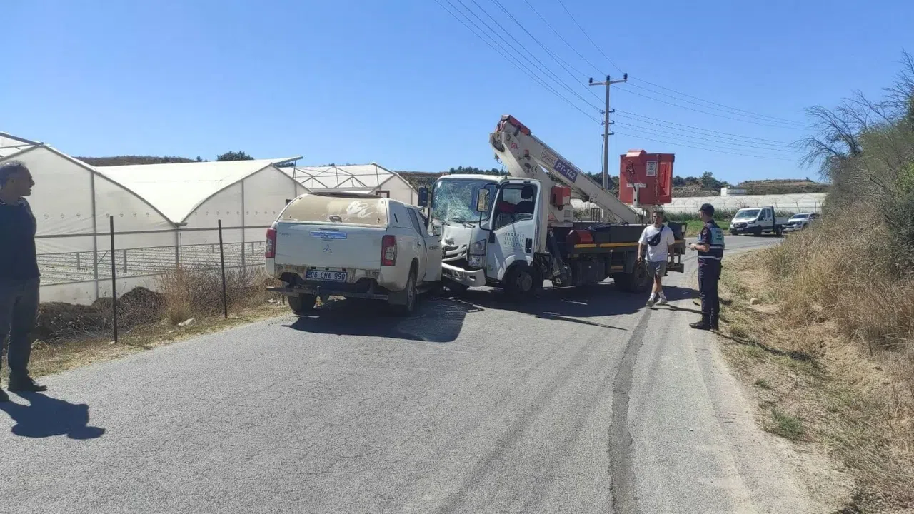 Kamyon ve Otomobil Kafa Kafaya Çarpıştı: 3 Yaralı