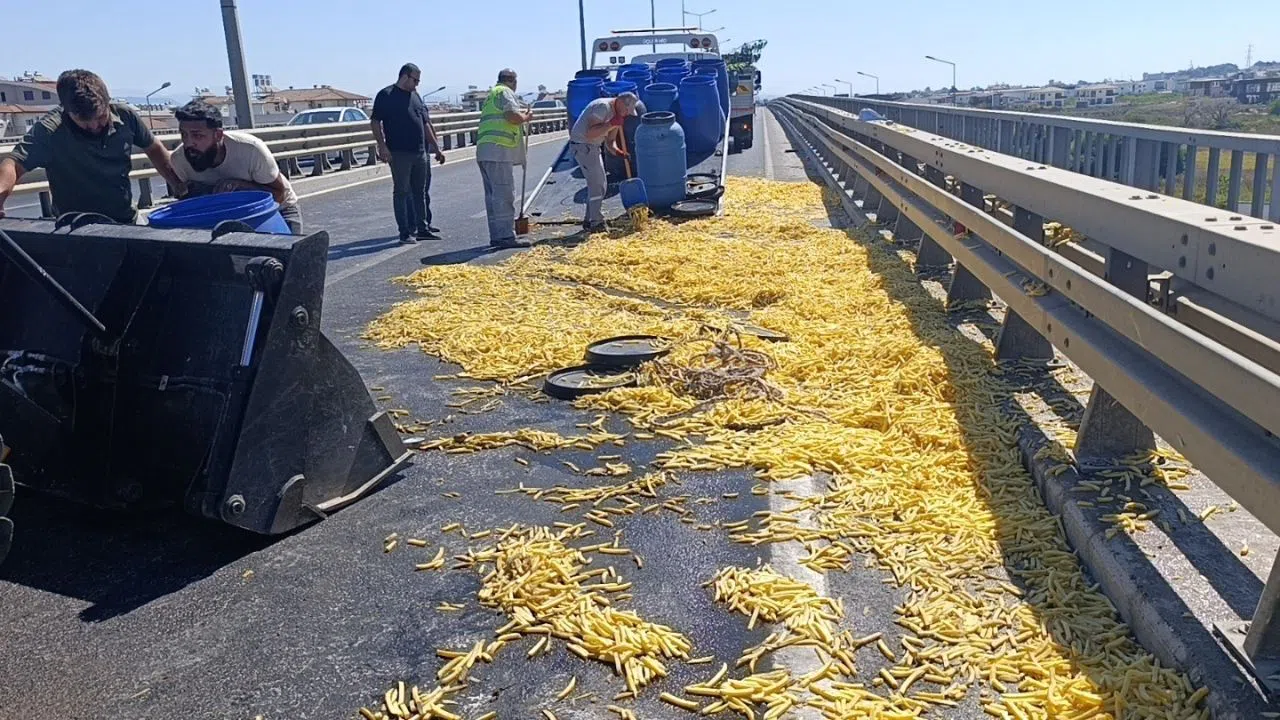 Kamyonet Bariyerlere ve Otomobile Çarptı, Patatesler Yola Saçıldı