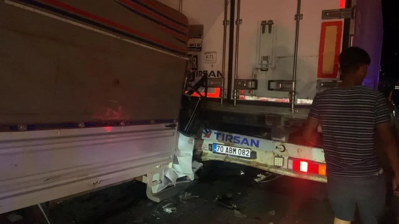 Kamyonet Tıra Çarptı, Sürücü Hayatını Kaybetti