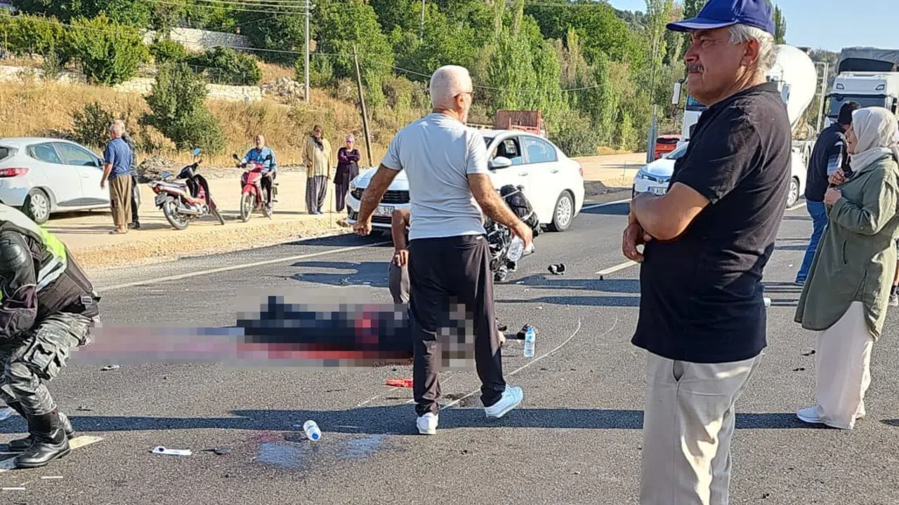 Kamyonete Çarpan Motosiklet Sürücüsü Kurtarılamadı
