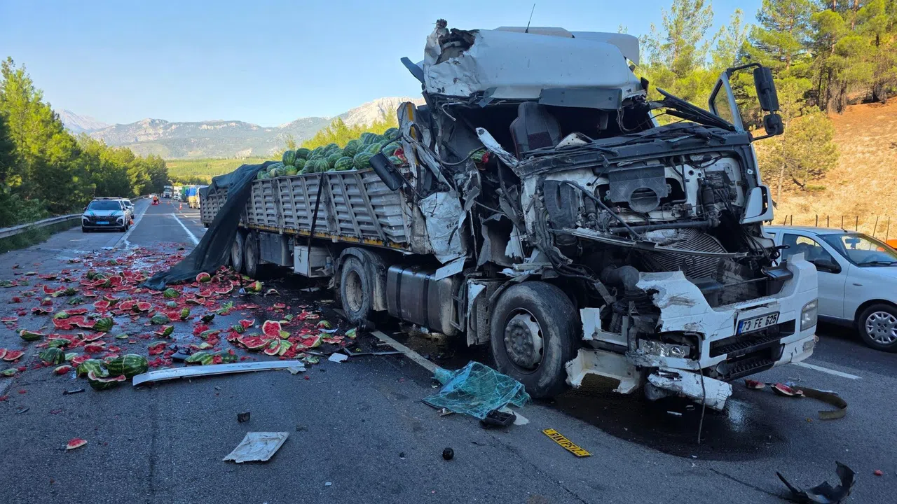 Karpuz Yüklü Tır Devrildi, Tonlarca Yük Otoyola Saçıldı