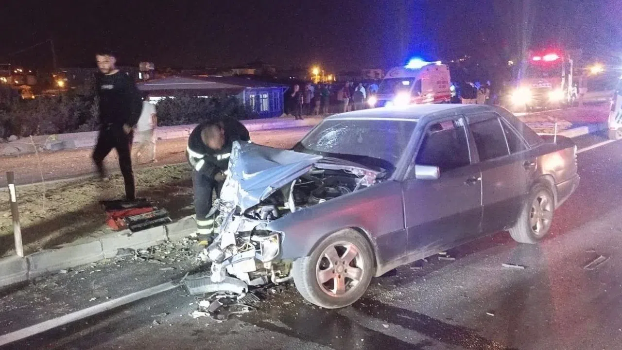 Kavşakta Çarpışan İki Araç Hurdaya Döndü: 2 Yaralı