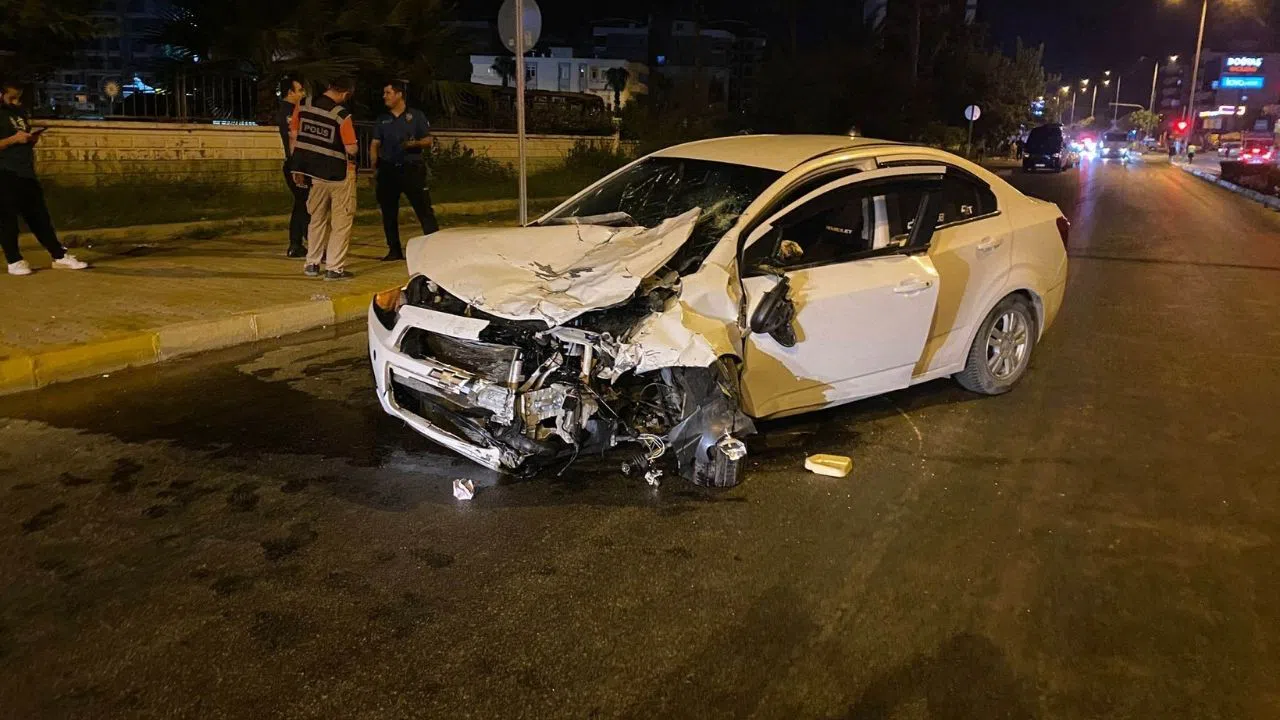 Otomobiller Çarpıştı: Sürücü Asfalta Savruldu, 3 Yaralı