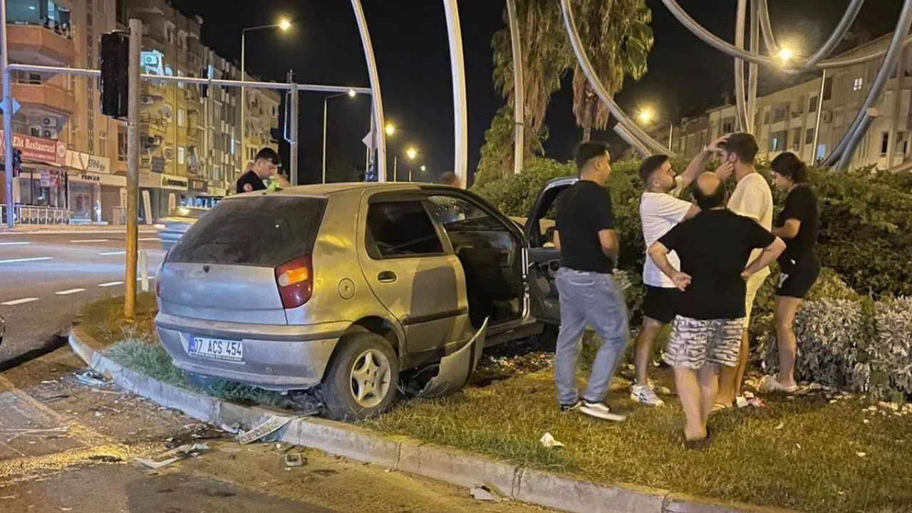 Kavşakta Otomobil ile Hafif Ticari Araç Çarpıştı