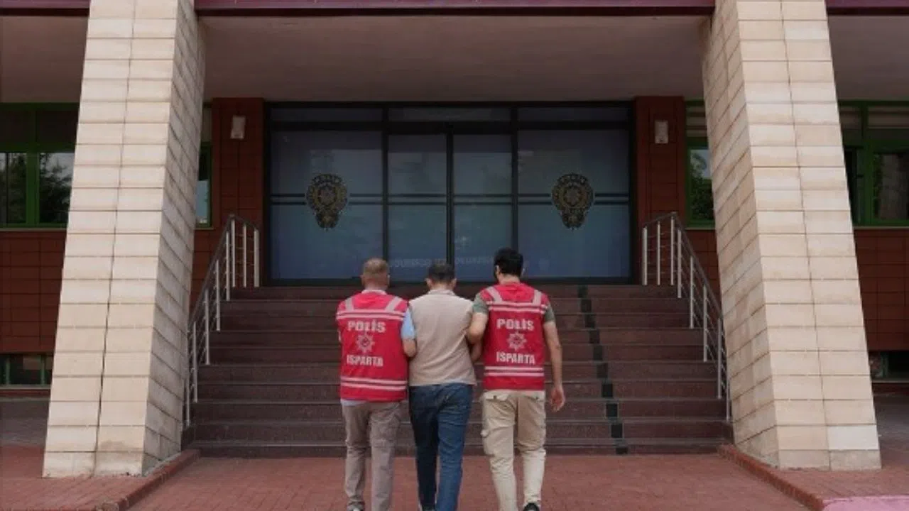 Kendisini bankacı gibi tanıtan dolandırıcı tutuklandı