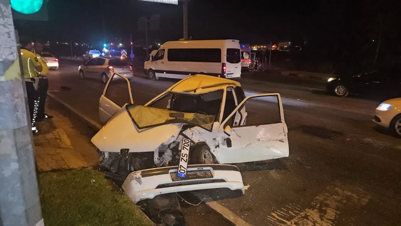 Kırmızı Işıkta Duran Araca Otomobil Çarptı: 4 Yaralı