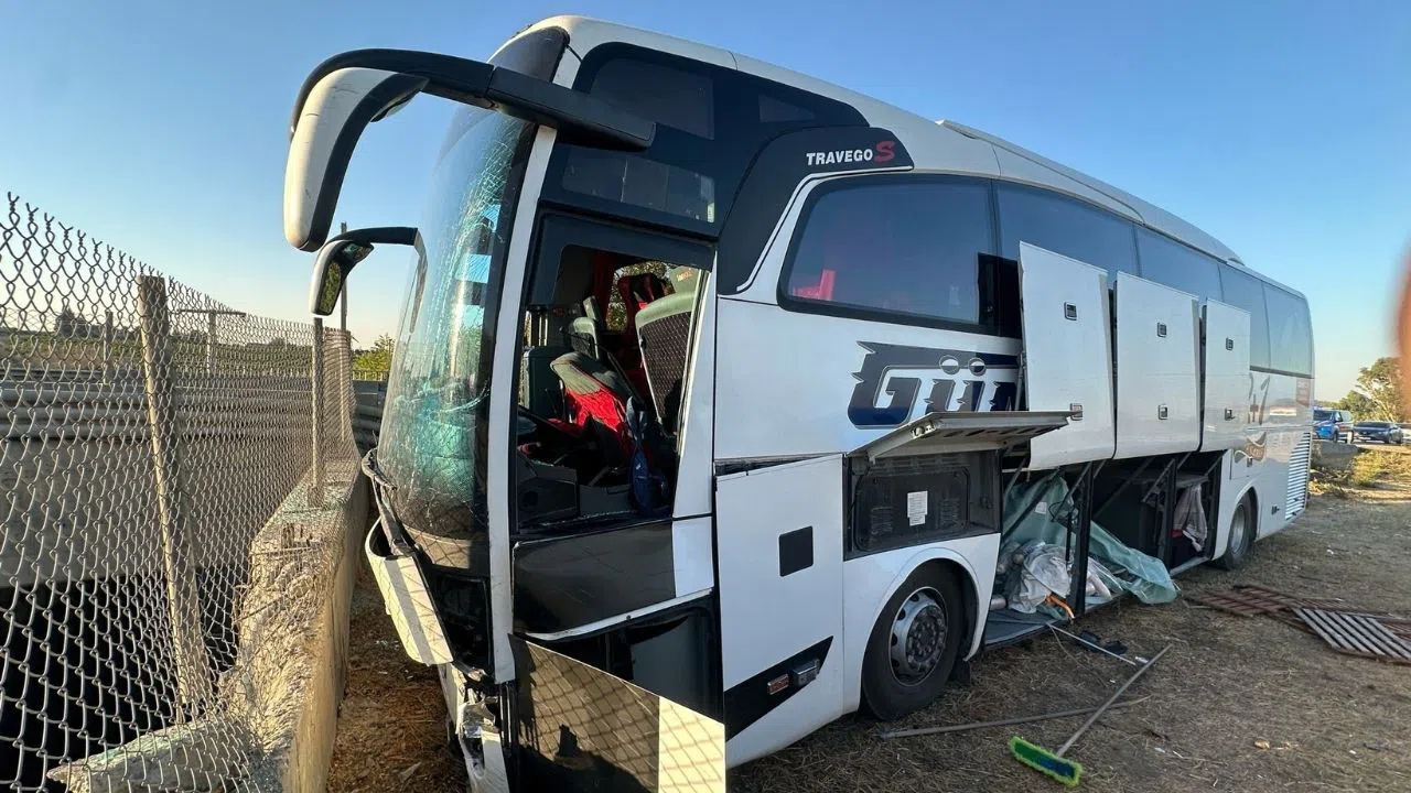 Kontrolden Çıkan Otobüs Refüje Girdi, 13 Kişi Yaralandı