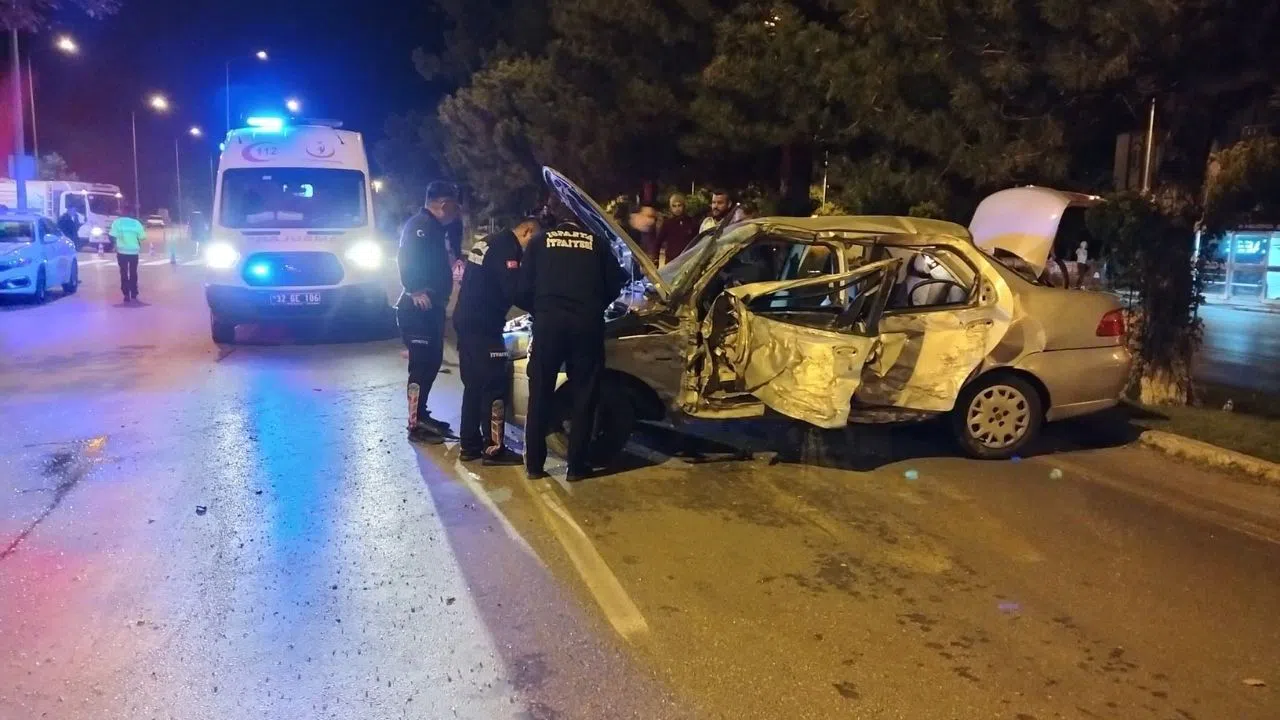 Kontrolden çıkan otomobil refüjdeki ağaçlara çarptı