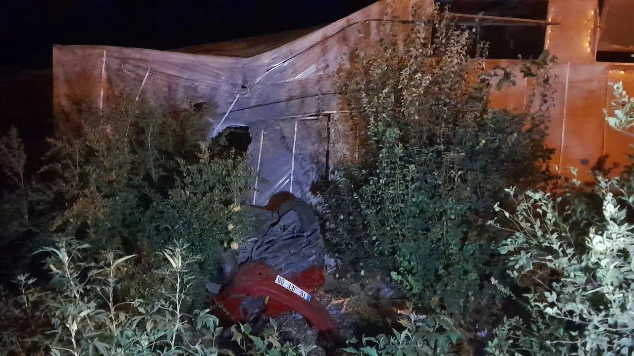 Kontrolden Çıkan Otomobil Seraya Çarptı: 5 Yaralı