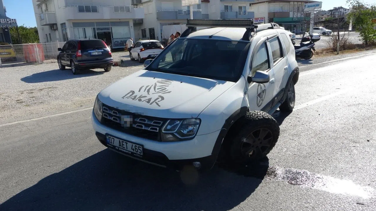 Köprülü Kavşakta 3 Araç Çarpıştı, Yaralanan Olmadı