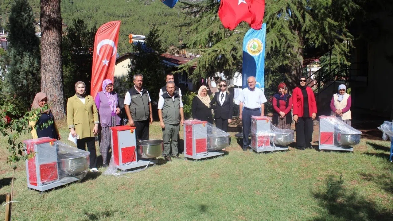 Köylü Ailelere Üretimi Kolaylaştıracak Makineler Teslim Edildi