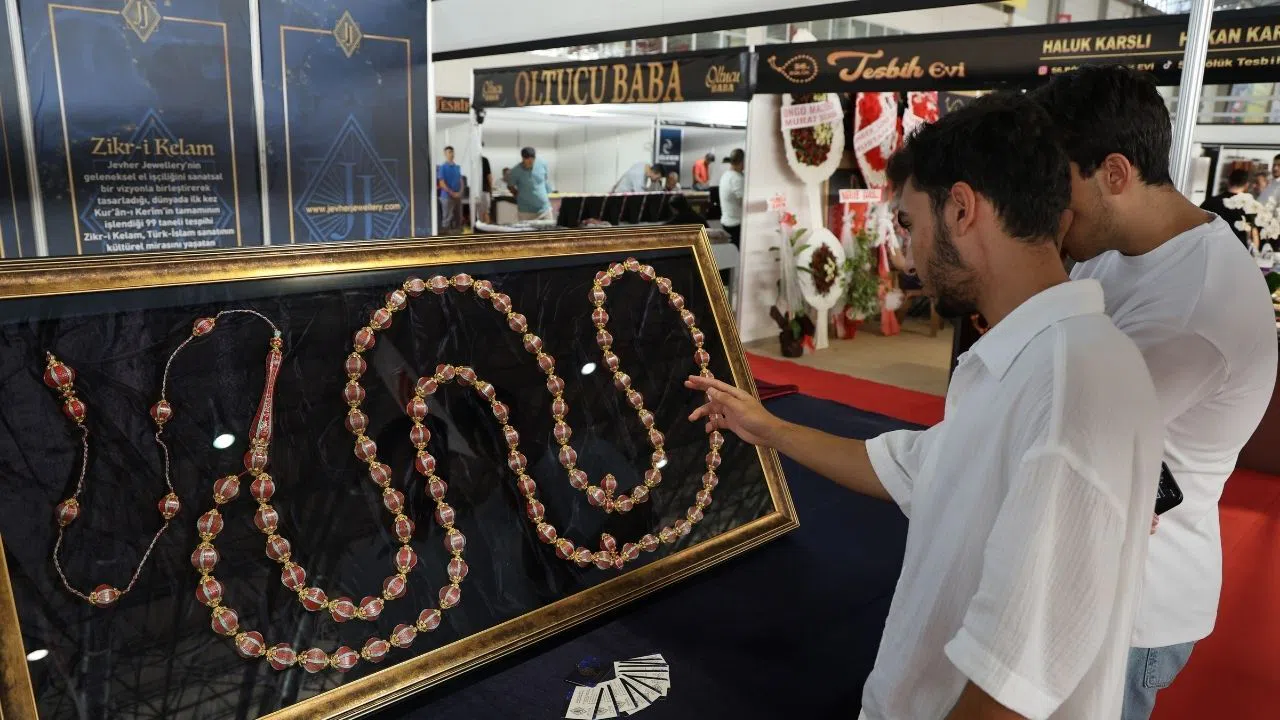 Kur’an-ı Kerim’in 604 Sayfası Dev Tespih Üzerine İşlendi