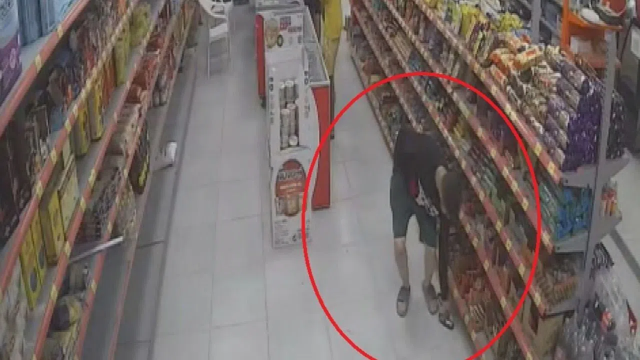 Markette 100 TL’lik Hırsızlık Kamerada